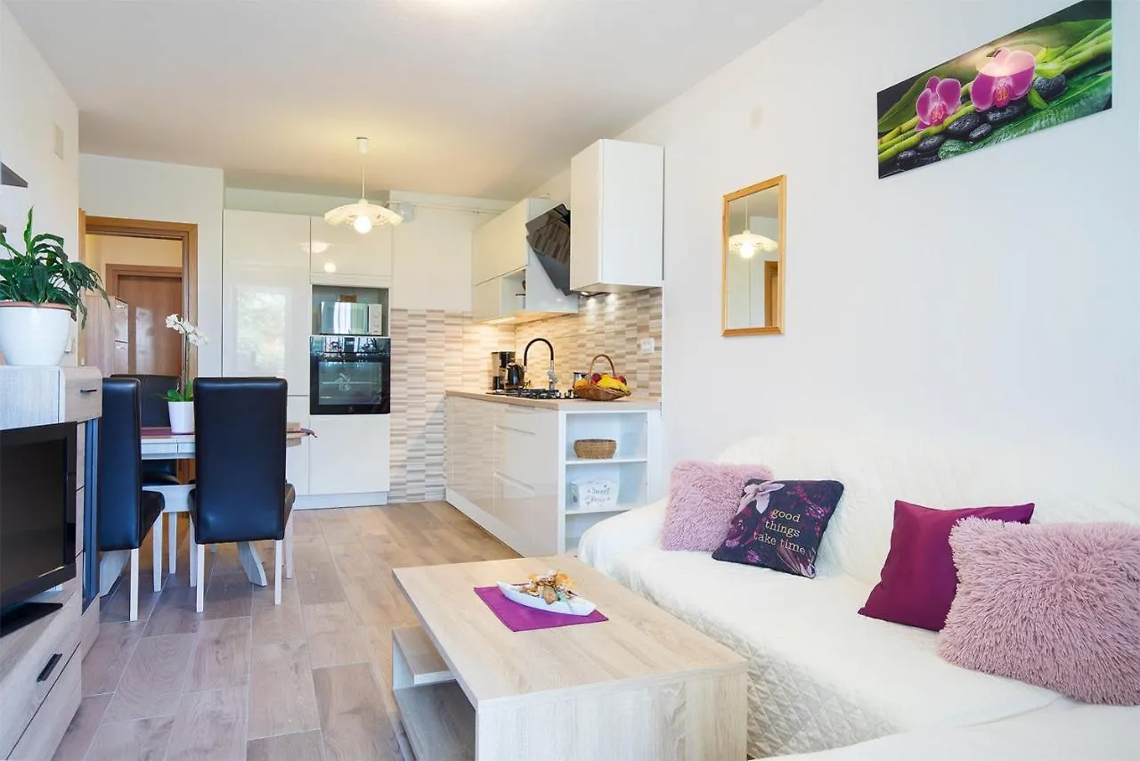 Family Apartment Noela In The Sea Area Pula