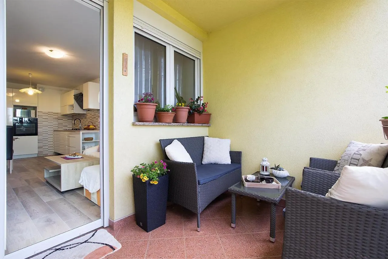 Family Apartment Noela In The Sea Area Pula