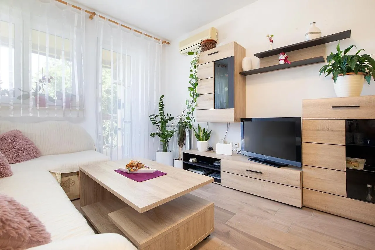 Family Apartment Noela In The Sea Area Pula